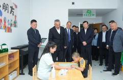 新疆维吾尔自治区人民政府副主席凯赛尔·阿不都克热木到新疆长安中医脑病医院调研指导